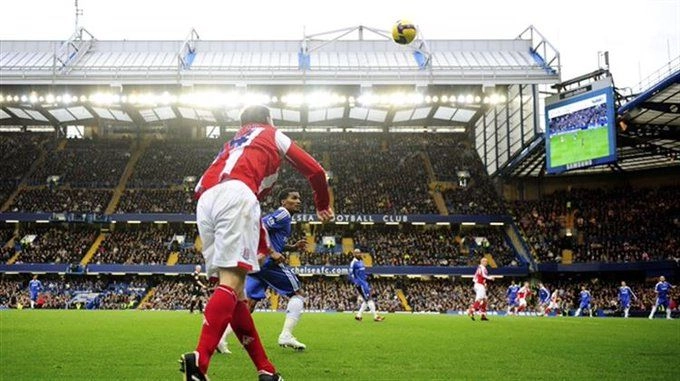 футболист вводит мяч в игру с аута